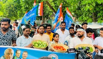 ରାଜ୍ୟ କୃଷିମନ୍ତ୍ରୀଙ୍କ ସରକାରୀ ବାସଭବନ ସମ୍ମୁଖରେ ପରିବା ବିକିଲା ଛାତ୍ର କଂଗ୍ରେସ