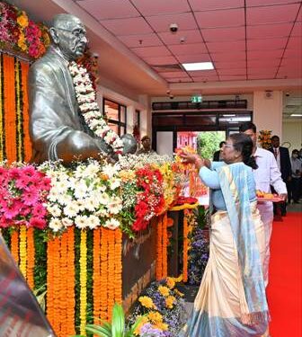 କଟକର ବିଭିନ୍ନ କାର୍ଯ୍ୟକ୍ରମରେ ଯୋଗଦେଲେ ମହା ମହିମ ରାଷ୍ଟ୍ରପତି ଦ୍ରୌପଦୀ ମୁର୍ମୁ