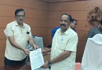 କଟକର ନୟାସଡ଼କ ହେମରାଜ ଲେନ ମୁଖ୍ୟ ରାସ୍ତା ସଂପର୍କରେ ମେୟରଙ୍କୁ ଦାବିପତ୍ର ପ୍ରଦାନ