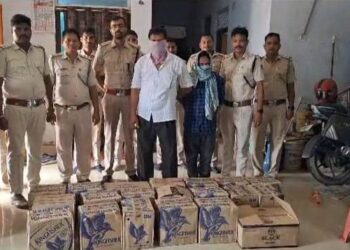 ଅବକାରୀ ଓ ପୋଲିସବିଭାଗ ପକ୍ଷରୁ ମିଳିତ ଚଢ଼ାଉ : ବିପୁଳପରିମାଣର ବିଦେଶୀ ମଦ ଓ ଲକ୍ଷାଧିକ ଟଙ୍କା ଜବତ