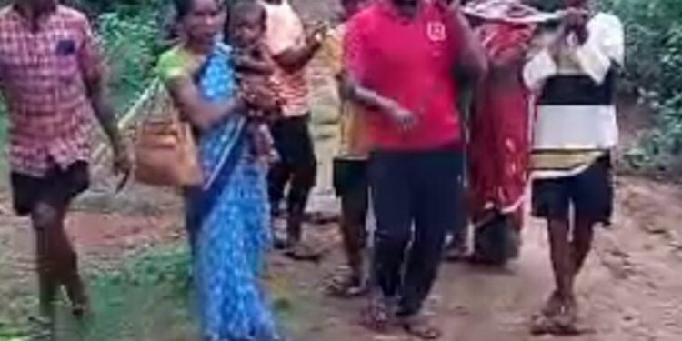 ପୁଣି ଜନନୀ ଯନ୍ତ୍ରଣା:ଗୁଡାରୀ ବ୍ଲକ ଜିମାରାଓ ଗ୍ରାମ କୁ ଭଲରାସ୍ତା ନଥିବାରୁ ଗଲାନାହିଁ ଆମ୍ବୁଲାନସ