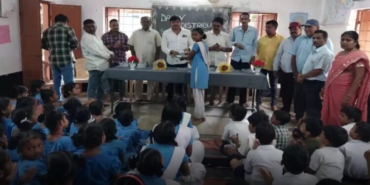 ଗୋଷାଣୀ ବ୍ଲକ ନୂଆ କେରାଣ୍ଡି ଉଚ୍ଚ ପ୍ରାଥମିକ ବିଦ୍ୟାଳୟରେ ମୋ ଡାଏରି ବିତରଣ କାର୍ଯ୍ୟକ୍ରମ ଅନୁଷ୍ଠିତ
