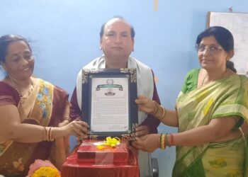 ପାରଳାଖେମୁଣ୍ଡି ମହିଳା ଉଚ୍ଚ ମାଧ୍ୟମିକ ବିଦ୍ୟାଳୟରେ ଗୁରୁ ରଘୁନାଥ ପାତ୍ରଙ୍କୁ ବିଦାୟ ସମ୍ବର୍ଦ୍ଧନା