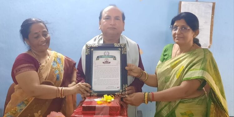 ପାରଳାଖେମୁଣ୍ଡି ମହିଳା ଉଚ୍ଚ ମାଧ୍ୟମିକ ବିଦ୍ୟାଳୟରେ ଗୁରୁ ରଘୁନାଥ ପାତ୍ରଙ୍କୁ ବିଦାୟ ସମ୍ବର୍ଦ୍ଧନା