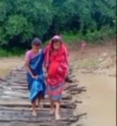 କାଦୁଅ ପଚପଚ ରାସ୍ତାରେ ଚାଲି ଚାଲି ଆସିଲେ ଗର୍ଭବତୀ