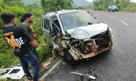 ମୋହନା ବ୍ଳକ ଖରିଗୁଡା ଗ୍ରାମ ପଞ୍ଚାୟତ ଚାଞ୍ଚଡା ପଲି ନିକଟରେ : କାର ସହ ବୋଲେରୋ ମୁହାଁମୁହିଁ ଧକ୍କା