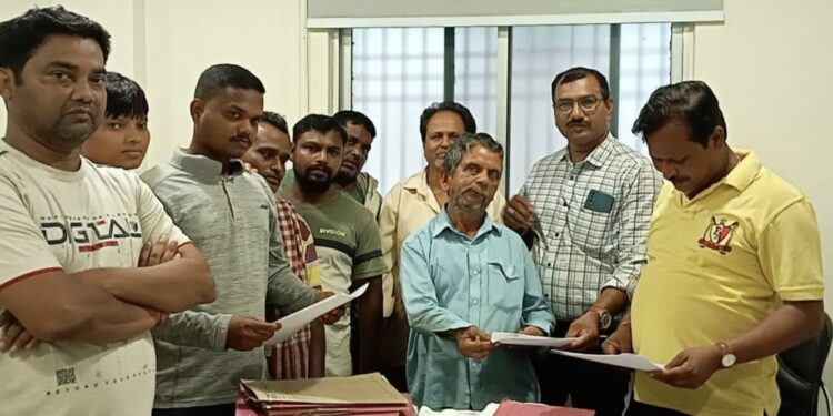 କଲ୍ୟାଣ ମଣ୍ଡପ ନିର୍ମାଣ କାର୍ଯ୍ୟ ନିମ୍ନମାନର ଅଭିଯୋଗ : ୧୫ଲକ୍ଷ ଟଙ୍କା କାମରେ ପୁରୁଣା ଟିଣ, କାନ୍ଥ ଫାଟିଲାଣି ————–