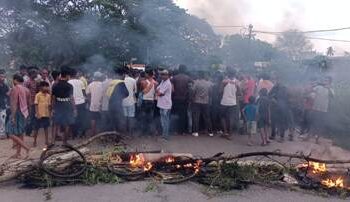 ବିଦ୍ୟାଳୟ ଜମିରେ ୧୫ ପରିବାରଙ୍କୁ ଜାଗା ପ୍ରଦାନକୁ ଗ୍ରାମବାସୀଙ୍କ ବିରୋଧ ପ୍ରତିବାଦରେ ଟାୟାର ଜାଳି ହିଞ୍ଜିଳିକାଟୁ – ଶେରଗଡ ରାସ୍ତା ଅବରୋଧ