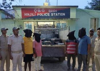 ଟେଲିଫୋନ ଟାଓ୍ବାରରୁ ବ୍ୟାଟେରୀ ଚୋରୀ ୪ ଗିରଫ : ୨୪ଟି ବ୍ୟାଟେରୀ ସହ ପିକ୍ଅପ୍ ଭ୍ୟାନ ଜବତ