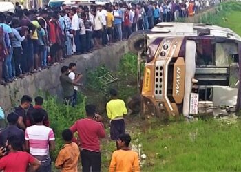 ଅନ୍ୟଗାଡିକୁ ଅତିକ୍ରମ କରିବା କାଳହେଲା ଭାରାସାମ୍ୟ ହରାଇ ଓଲଟିଲା ବସ : ୨୫ରୁ ଉର୍ଦ୍ଧ୍ବ ଆହତ ୯ ଗୁରୁତର