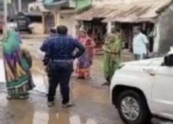 ପଞ୍ଚାୟତ କାର୍ଯ୍ୟାଳୟ ସମ୍ମୁଖ ରାସ୍ତାରେ ଆଣ୍ଠୁଏ ପାଣି : ବିଡିଓଙ୍କୁ ଅଟକାଇଲେ ମହିଳା