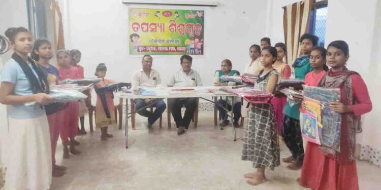 ତପସ୍ୟା ଶିଶୁ ଗୃହରେ ପାଠ୍ୟ ଉପକରଣ ବଣ୍ଟିଲେ ପ୍ରଶାନ୍ତ କୁମାର ପଟ୍ଟନାୟକ