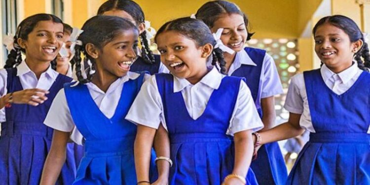 ନବମ ଓ ଦଶମ ଶ୍ରେଣୀ ପିଲାଙ୍କୁ ମିଳିବ ମାଗଣା ପୋଷାକ : ଆସନ୍ତା ୧୫ ସୁଦ୍ଧା ସ୍କୁଲରେ ପହଞ୍ଚିବ ପୋଷାକ, ସମସ୍ତ ଜିଲ୍ଲାପାଳଙ୍କୁ ଗଣଶିକ୍ଷା ଓ ମିଶନ ଶକ୍ତି ବିଭାଗର ଚିଠି