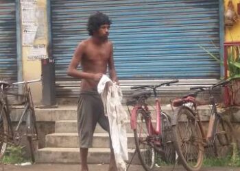 ପାଗଳ ବ୍ୟକ୍ତି ଉଲଙ୍ଗନ ଅବସ୍ଥାରେ ଥାଇ ଅପ-ବ୍ୟବହାର