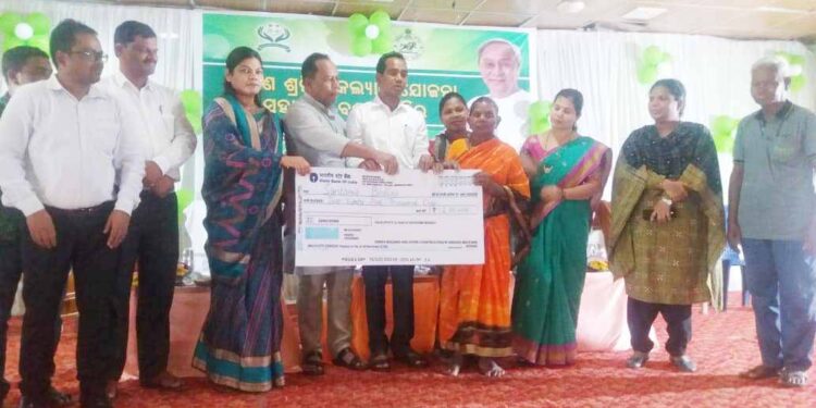 ଗୁଣପୁର ଅଞ୍ଚଳରେ ନିର୍ମାଣ ଶ୍ରମିକ ଯୋଜନା ସହାୟତା ବଣ୍ଟନ ଅନୁଷ୍ଠିତ ହୋଇଛି