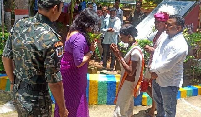 ପ୍ରଥମ ଥର ଫୁଟ୍ଟାସିଙ୍ଗ୍ ଲାଞ୍ଜିଆ ସଉରା ଉନ୍ନୟନ ସଂସ୍ଥା ମିଟିଙ୍ଗ୍ ହୋଲରେ ଜିଲ୍ଲା ପାଳଙ୍କ ଦ୍ବାରା ଯୁଗ୍ମ ଅଭିଯୋଗ ଜନ ଶୁଣାଣି ହୋଇଛି