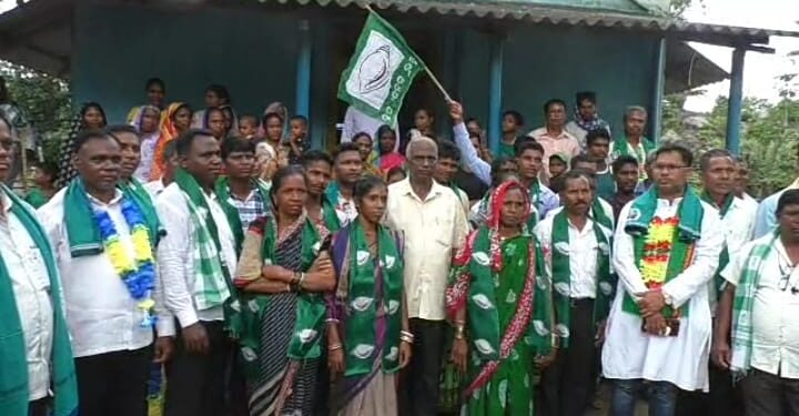 ୨୦୨୪ ମୋହନା ନିର୍ବାଚନରେ କଂଗ୍ରେସ ଲାଗିି ମହଙ୍ଗା ପଡିବ କି ? ଶତାଧିକ ମହିଳା ପୁରୁଷଙ୍କ କଂଗ୍ରେସ ତ୍ୟାଗ ଓ ବିଜେଡିରେ ଯୋଗଦାନ