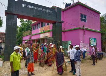 ସରପଞ୍ଚ ଙ୍କ ନେତୃତ୍ୱରେ ବେରୁଆଁ ବାରୀ ଗ୍ରାମ ରେ ପରିବେଶ ସଚେତନତା ଓ ସଫେଇ କାର୍ଯ୍ୟକ୍ରମ