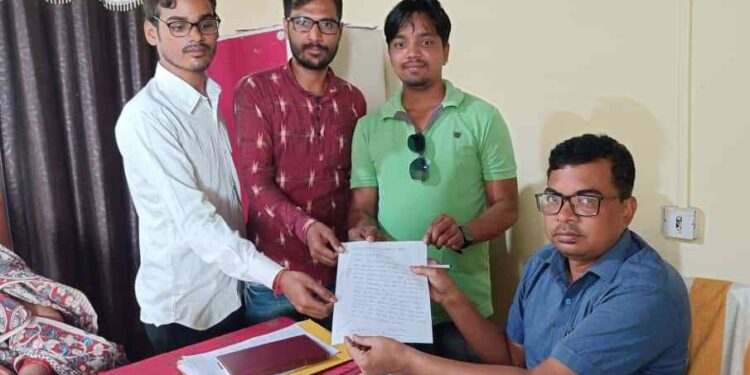 ପୋକ ସାଲୁ ବାଲୁ ସୁଜି ଯୋଗାଇ ଥିବା ଏସଏଚଜି ଦଳ କୁ କାର୍ଯାନୁଷ୍ଠାନ ଦାବୀରେ ବିଡିଓ ଙ୍କୁ ଦାବୀ ପ୍ରଦାନ