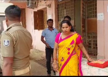 ଶିକ୍ଷୟତ୍ରୀଙ୍କୁ ବନ୍ଧୁକ ଦେଖେଇ ଲୁଟି ନେଲେ ଦୁର୍ବୁତ୍ତ
