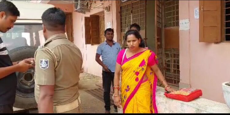 ଶିକ୍ଷୟତ୍ରୀଙ୍କୁ ବନ୍ଧୁକ ଦେଖେଇ ଲୁଟି ନେଲେ ଦୁର୍ବୁତ୍ତ