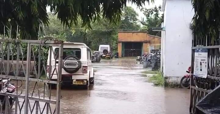 ଲଗାଣ ବର୍ଷାରେ ଭୁବନ ବେହାଲ ଚନ୍ଦlର,ରୋଢ଼ଙ୍ଗ ବାହ୍ୟ ଜଗତରୁ ବିଛିନ୍ନ ବିଦ୍ୟୁତ ବିଭାଗ କାର୍ଯ୍ୟାଳୟ ରେ କୃତ୍ରିମ ବନ୍ୟା ଶତାଧିକ ହେକ୍ଟର ଚାଷଜମି ଜଳମଗ୍ନ