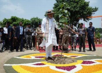 ‘ସର୍ବଭାରତୀୟ ବୃକ୍ଷ ଚାରା ରୋପଣ ଅଭିଯାନ’ ଅଧୀନରେ ଶ୍ରୀ ଶାହ ୪କୋଟିତମ ଚାରା ରୋପଣ କଲେ ଚଳିତ ବର୍ଷ ଶେଷସୁଦ୍ଧା ୫ କୋଟି ଚାରା ରୋପଣ ଲକ୍ଷ୍ୟ ହାସଲ ହେବ