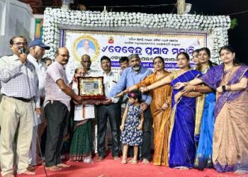 ଆଦର୍ଶ ଶିକ୍ଷକ ଦେବେନ୍ଦ୍ରଙ୍କ ବିୟୋଗରେ ମରଣୋତ୍ତର ଉପାଧି ପଦକ ଧର୍ମପ୍ରତ୍ନୀ ଗ୍ରହଣକଲେ