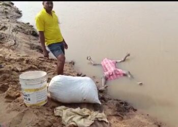 ଦେବୀଦ୍ୱାର ଠାରେ ମହାନଦୀରେ ବୁଡ଼ି ଯାଇଥିବା ଯୁବକର ମୃତ ଦେହ ବାରଙ୍ଗ କୁଆଖାଇ ବ୍ରିଜତଳୁ ଉଦ୍ଧାର