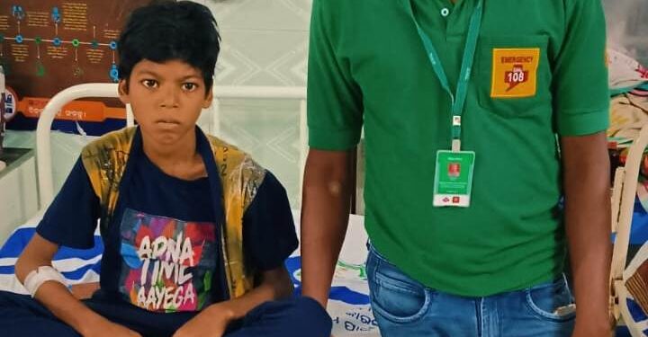 ୧୩ ବର୍ଷର ବାଳକକୁ ରକ୍ତଦାନ କରି ମହାନତା ଦେଖାଇଲେ ୧୦୮ ଆମ୍ବୁଲାନ୍ସ କର୍ମଚାରୀ