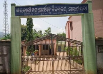 ଶଶ୍ରେଣୀରେ ବର୍ଷା ପାଣି ପିଲେ ପାଠ ପଢୁଛନ୍ତି ବାରଣ୍ଡା ଓ ହଷ୍ଟେଲ ଘରେ