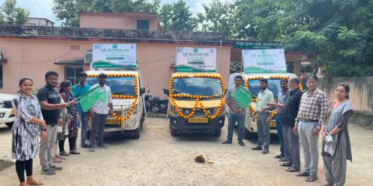ପାରଳାଖେମୁଣ୍ଡି ଠାରେ କୃଷି ସଚେତନତା ରଥକୁ ଶୁଭ ଉଦଘାଟନ କଲେ ଜିଲ୍ଲା ମୁଖ୍ୟ କୃଷି ଅଧିକାରୀ