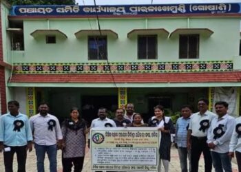 କଳା ବ୍ୟାଜ ପରିଧାନ କରି କାର୍ଯ୍ୟରେ ଯୋଗ ଦେଲେ ଗଜପତି ଜିଲ୍ଲାରେ କାର୍ଯ୍ୟରତ ପଞ୍ଚାୟତ କାର୍ଯ୍ୟ ନିର୍ବାହୀ ଅଧିକାରୀ
