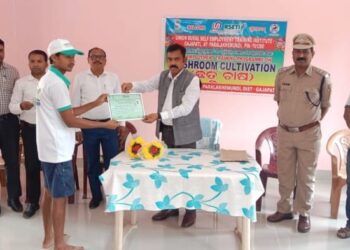 ପାରଳାଖେମୁଣ୍ଡି ସ୍ଥିତ ୟୁନିୟନ ଗ୍ରାମ୍ୟ ଆତ୍ମନିଯୁକ୍ତି ପ୍ରଶିକ୍ଷଣ ଅନୁଷ୍ଠାନ ଦ୍ଵାରା ଜେଲରେ ଥିବା ଅନ୍ତେବାସୀଙ୍କୁ ଛତୁ ଚାଷ ତାଲିମ କାର୍ଯ୍ୟକ୍ରମ ଉଦଯାପନ