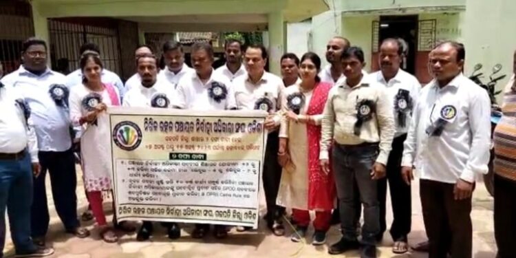ମୋହନା ବ୍ଲକ ପିଇଓ ସଂଘର କଳାବ୍ୟାଚ ପରିଧାନ, ଦାବୀ ପୂରଣ ନହେଲେ ୧୮ରୁ ସମୂହ ଛୁଟି ଚେତାବନୀ