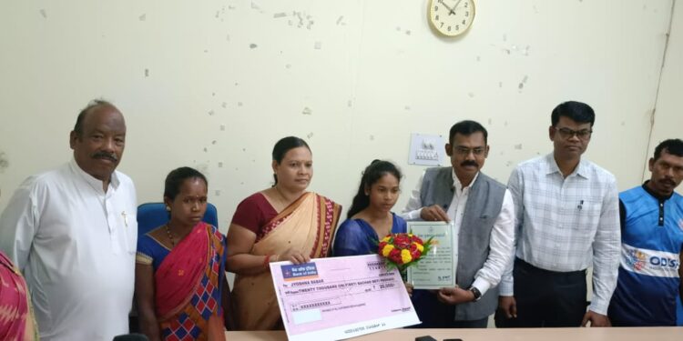ଭାରୋ ଉତ୍ତୋଳନ ପ୍ରତିଯୋଗିତାର ସଫଳ ଖେଳାଳି ଭାବେ ଜୋସ୍ନା ଶବରଙ୍କୁ ଜିଲ୍ଲା ପ୍ରଶାସନ ତରଫରୁ ସମ୍ବର୍ଦ୍ଧନା ପ୍ରଦାନ