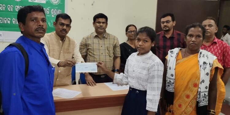 ପ୍ରିୟଙ୍କା ମାଝୀଙ୍କୁ ଗଜପତି ଜିଲ୍ଲା ପ୍ରଶାସନ ତରଫରୁ ଉଚ୍ଚ ଶିକ୍ଷା ନିମନ୍ତେ ଆର୍ଥିକ ସହାୟତା ପ୍ରଦାନ
