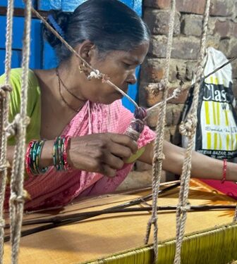 ଏକକ ଇକତ୍ କାରିଗର ଓ ଏନ୍‌ଆଇଏଫ୍‌ଟି ଛାତ୍ରଛାତ୍ରୀଙ୍କ ଦ୍ୱାରା ଭାରତ ତନ୍ତ ବୁଣାର ଜୀବନ୍ତ କାହାଣୀ ରଚନା