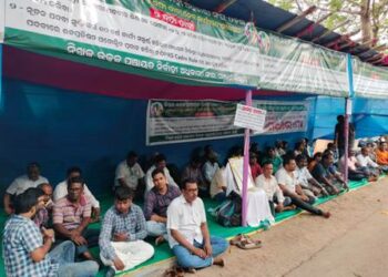 ୧୪ ଦିନରେ ସାମୁହିକ ଛୁଟି ପିଇଓଙ୍କ କାର୍ଯ୍ୟାଳୟ ଖାଁ ଖାଁ : ତମ୍ବୁ ତଳେ ଗଣଧାରଣା