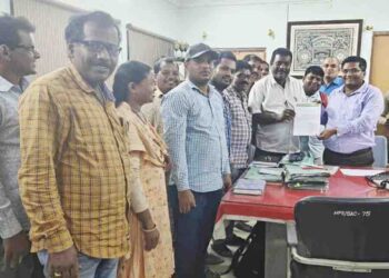 ପିଇଓ ସଂଘ ପକ୍ଷରୁ ବିଡିଓଙ୍କୁ ଦାବିପତ୍ର ପ୍ରଦାନ : ସମାଧାନ ନହେଲେ୧୮ରୁ ଆନ୍ଦୋଳନ