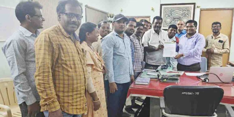 ପିଇଓ ସଂଘ ପକ୍ଷରୁ ବିଡିଓଙ୍କୁ ଦାବିପତ୍ର ପ୍ରଦାନ : ସମାଧାନ ନହେଲେ୧୮ରୁ ଆନ୍ଦୋଳନ