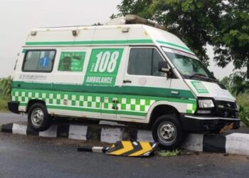 ଡିଭାଇଡରରେ ଚଢ଼ିଲା ଆମ୍ବୁଲାନ୍ସ : ରୋଗୀ ସୁରକ୍ଷିତ ପୃଥକ ସ୍ଥାନରେ ୩ଟି ଆମ୍ବୁଲାନ୍ସ ଦୁର୍ଘଟଣା ଗ୍ରସ୍ତ