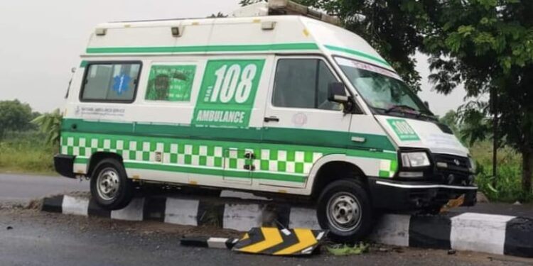 ଡିଭାଇଡରରେ ଚଢ଼ିଲା ଆମ୍ବୁଲାନ୍ସ : ରୋଗୀ ସୁରକ୍ଷିତ ପୃଥକ ସ୍ଥାନରେ ୩ଟି ଆମ୍ବୁଲାନ୍ସ ଦୁର୍ଘଟଣା ଗ୍ରସ୍ତ