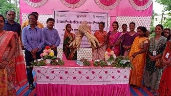 ବେଦାନ୍ତ ଆଲୁମିନିୟମ୍‌ର ଶୁଭଲକ୍ଷ୍ମୀ ସମବାୟ ସମିତି ପକ୍ଷରୁ ମହିଳା ଉଦ୍ୟୋଗୀମାନଙ୍କ ପାଇଁ ଝାଡୁ ପ୍ରସ୍ତୁତି ତାଲିମର ଶୁଭାରମ୍ଭ