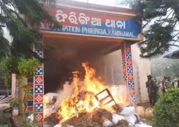 ଫିରିଙ୍ଗିଆ ଥାନା ଜାଳିଦେଲେ ଉତ୍ୟକ୍ତ ଲୋକ : ଏସ୍‌ଡିପିଓ, ତହସିଲଦାରଙ୍କୁ ଗୋଡେଇ ଗୋଡେଇ ପିଟିଲେ