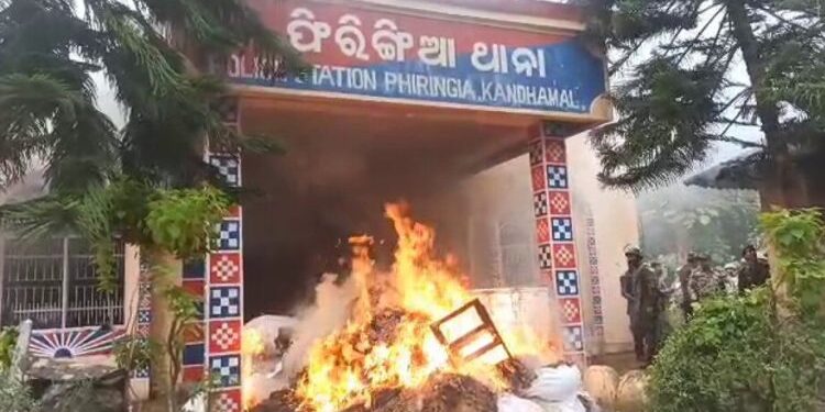 ଫିରିଙ୍ଗିଆ ଥାନା ଜାଳିଦେଲେ ଉତ୍ୟକ୍ତ ଲୋକ : ଏସ୍‌ଡିପିଓ, ତହସିଲଦାରଙ୍କୁ ଗୋଡେଇ ଗୋଡେଇ ପିଟିଲେ