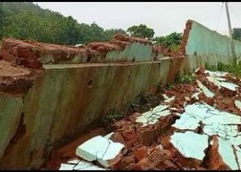 ଭୁଷୁଡ଼ି ପଡିଲା ସ୍ମାର୍ଟ ସ୍କୁଲ ପାଚେରୀ : ନିମ୍ନମାନର କାମ ଅଭିଯୋଗ : ତଦନ୍ତ ଦାବୀ କଲେ ଗ୍ରାମବାସୀ