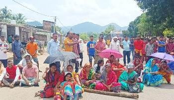 ଷଷ୍ଠ ଶ୍ରେଣୀ ଛାତ୍ର ମୃତ୍ୟୁ ଘଟଣା…କ୍ଷତିପୂରଣ ଓ ନ୍ୟାୟ ଦାବିରେ ରାଜପଥ ଅବରୋଧ : ପ୍ରତିଶୃତି ପରେ ହଟିଲା