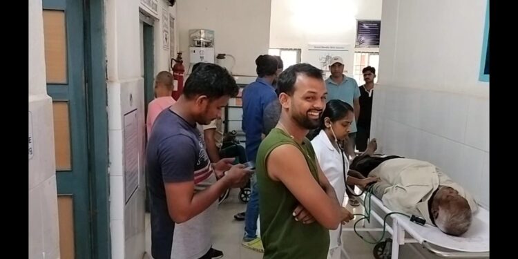 ସୁରାଙ୍ଗି ଛକ ଠାରେ ଦୁଇ ବାଇକ ମୁହାଁ ମୁହିଁ ଧକ୍କା ,ତିନି ଗୁରୁତର, ଦେବଦୂତ ସାଜି ଆହତ ମାନଙ୍କୁ ଉଦ୍ଧାର କଲେ ଫାଣ୍ଡି ଅଧିକାରୀ