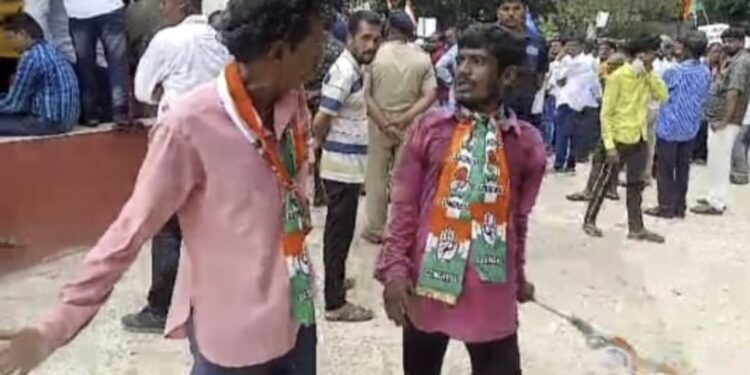 ମାହାଙ୍ଗା ବିରୋଧୀଙ୍କ ସଭାରେ ଅସାମାଜିକ ଓ ମଦୁଆଙ୍କ ମେଳି : ଆଇନଶୃଙ୍ଖଳା ବ୍ୟବସ୍ଥାକୁ ଭଣ୍ଡୁର କରୁଛନ୍ତି ବିରୋଧୀ – ରାଜନୈତିକ ଫାଇଦା ଆଳରେ ହେଉଛି ପ୍ରୟୋଜିତ ବିକ୍ଷୋଭ